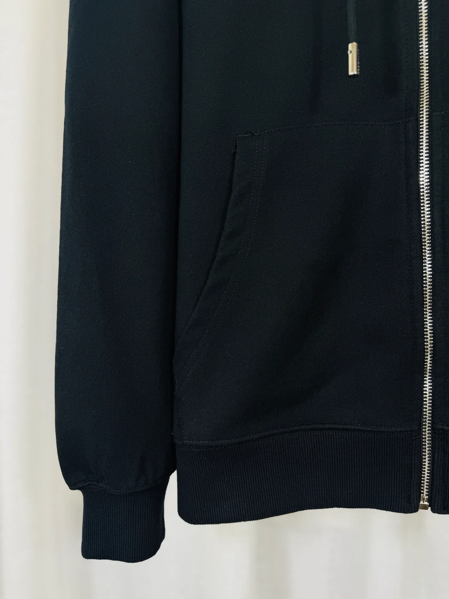P340 top version, real shot without P, ​​different from market currency) 𝗖𝗵𝗿𝗼𝗺𝗲 𝗛𝗲𝗮𝗿𝘁𝘀/Cro Heart 2025 washed and burned flower patch embroidered autumn and winter new original single counter American patchwork 3D three-dimensional patch couple casual cardigan sweatshirt 👑The highest version! Customized fabric 480g tripe terry fabric! American acid-washed and distressed original fabric, laser burning + patch embroidery, exquisite embroidery of letters! The best-selling model in the counter, very comfortable to wear. Accessories: original molded and authenticated collar label➕100% silk wash label. Genuine purchase-grade original hangtag➕matching hanging rope➕3D hanging beads➕original packaging bag. Craftsmanship: The original version has consistent wiring! The highest version of the armhole matching technique! Color: Black Apricot Size: S M L XL Style Number: 25-318